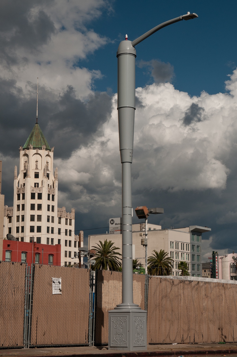 Illustration for article titled LA's New Streetlamps Will Keep Cell Service Running After an Earthquake